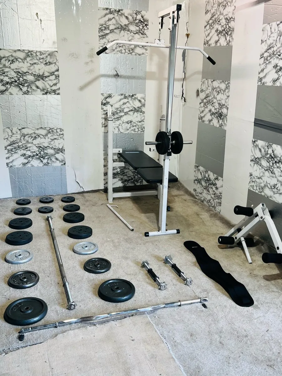 BENCH WITH LAT PULL DOWN ATTACHMENT WEIGHTS BAR + - Image 1