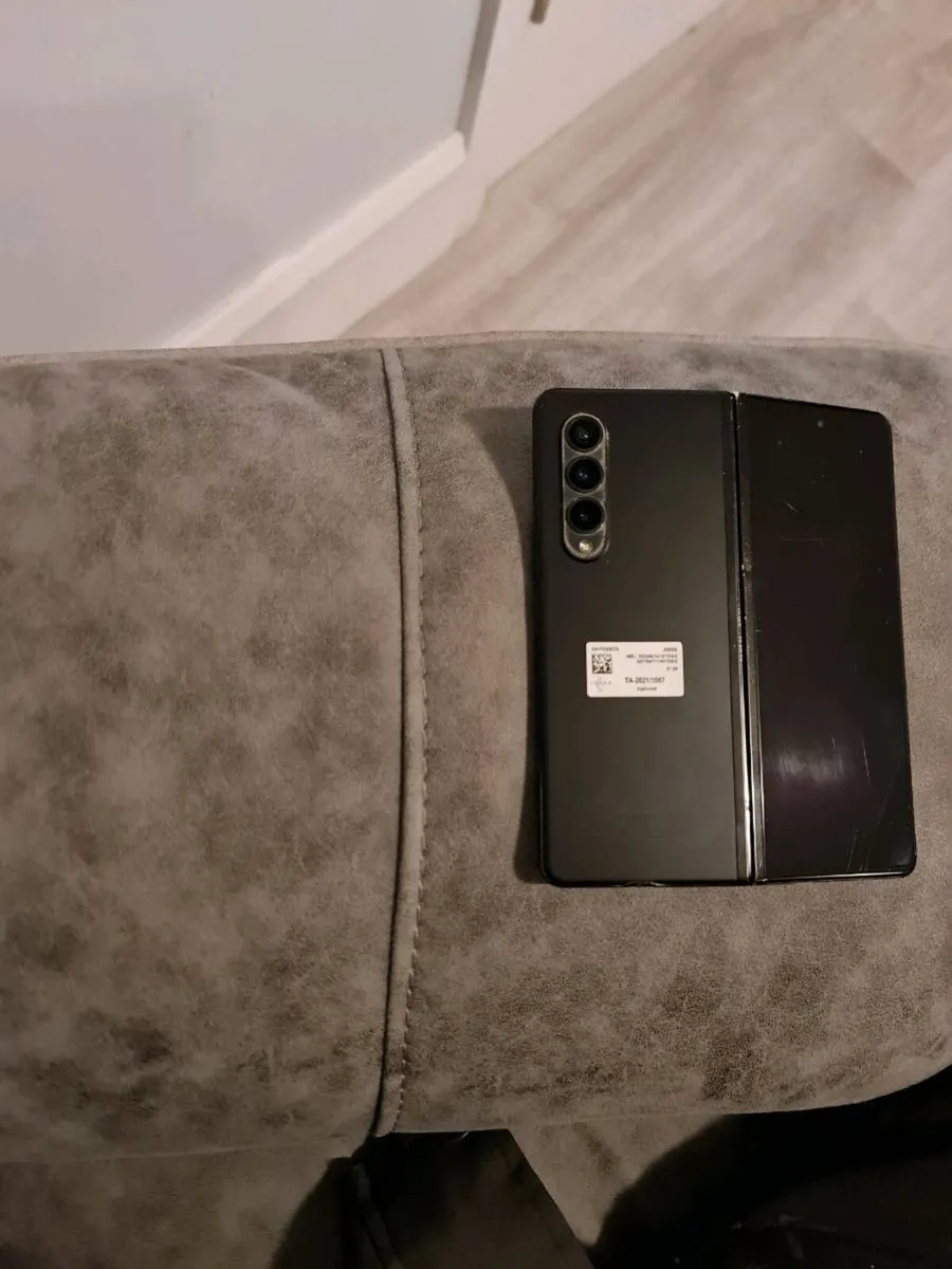 Samsung z fold 3 - Image 3
