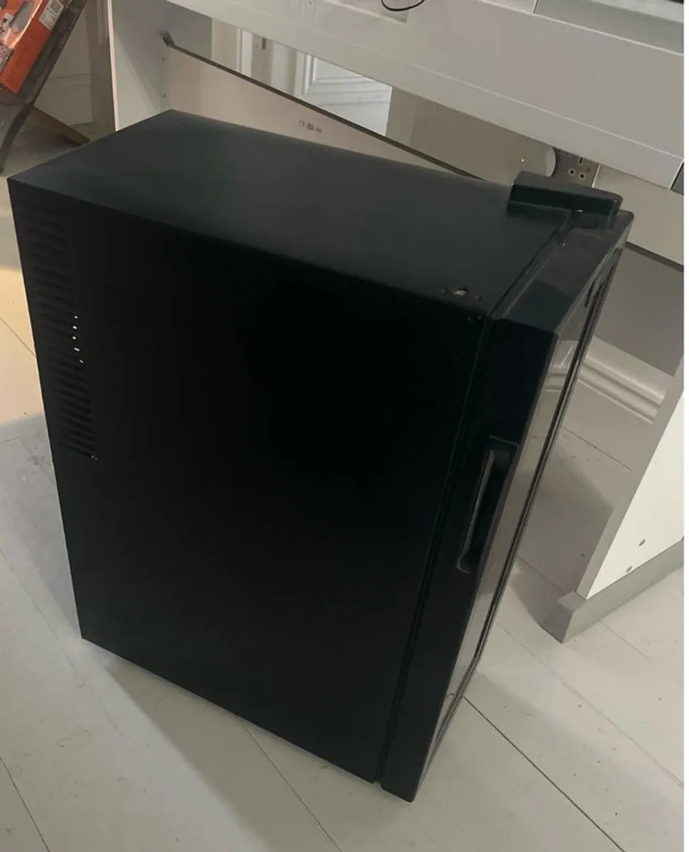 Small wine fridge - Image 2