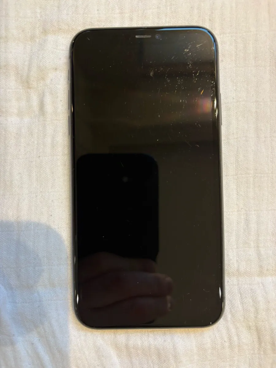 iPhone 11 & Otterbox Commuter Case - Image 2