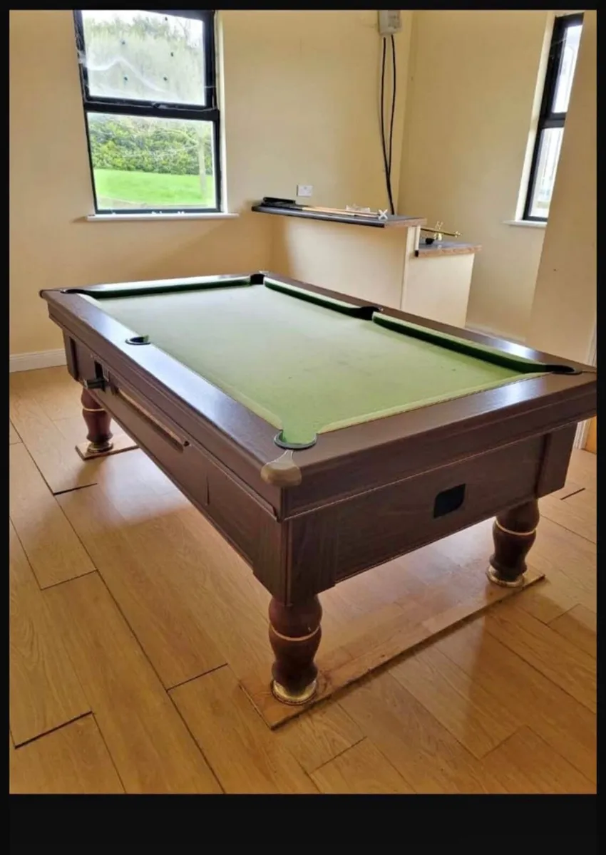 Pool table - Image 1
