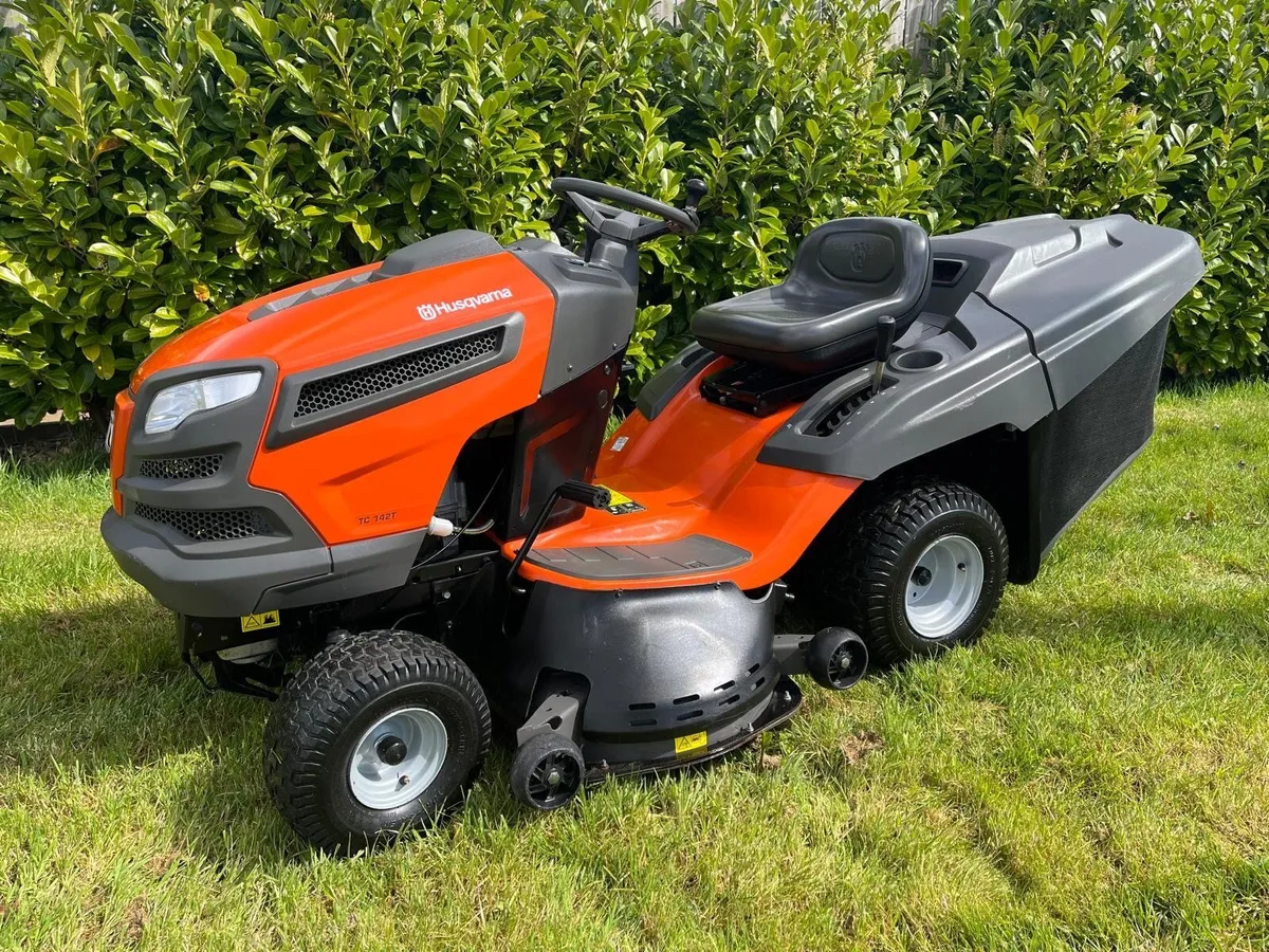 Husqvarna 22hp ride on lawnmower - Image 3