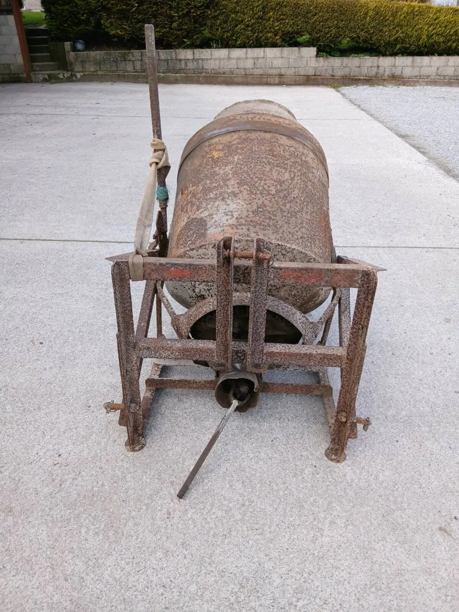 Tractor concrete mixer - Image 1