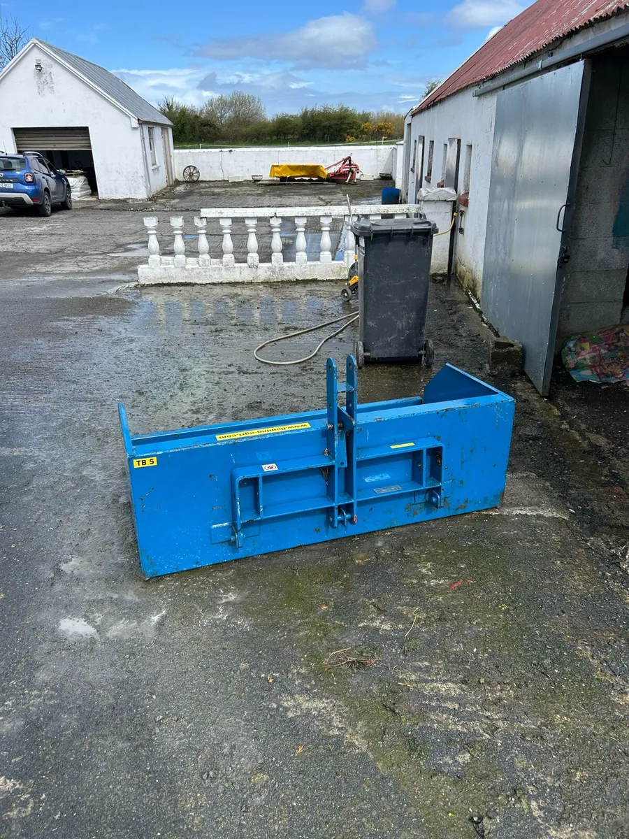 Transport box and bale spike - Image 1