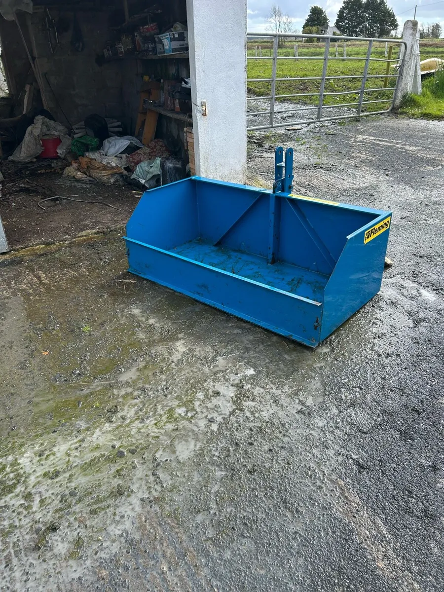 Transport box and bale spike - Image 2