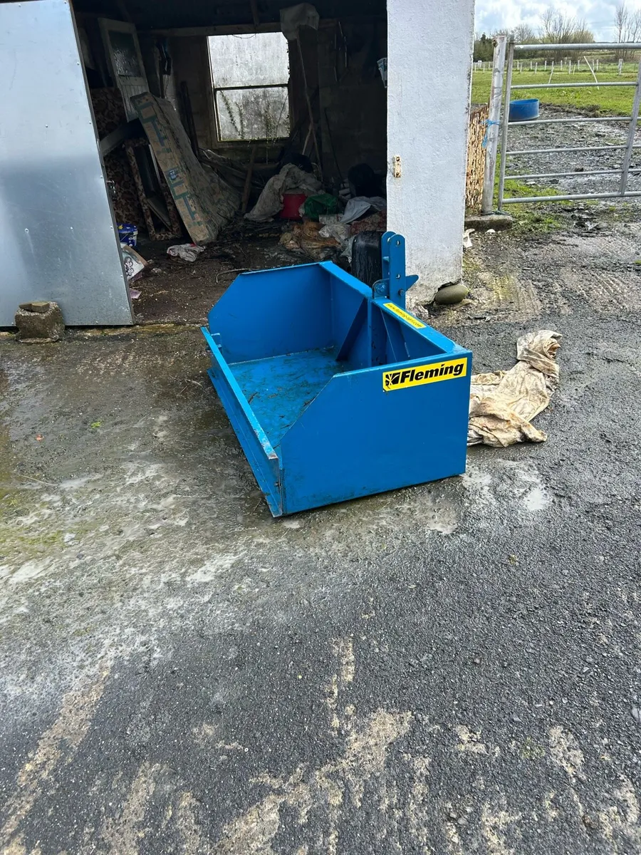 Transport box and bale spike - Image 3