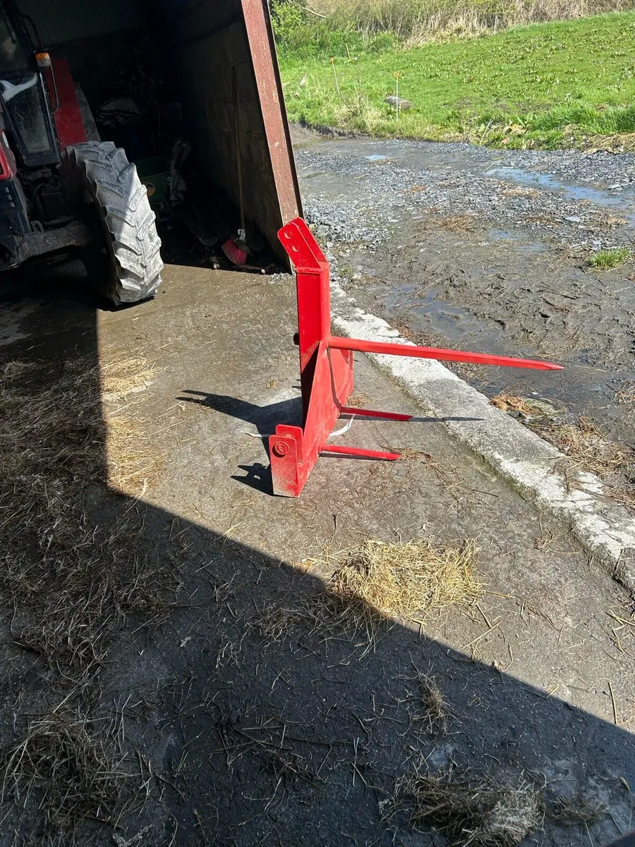 Transport box and bale spike - Image 4