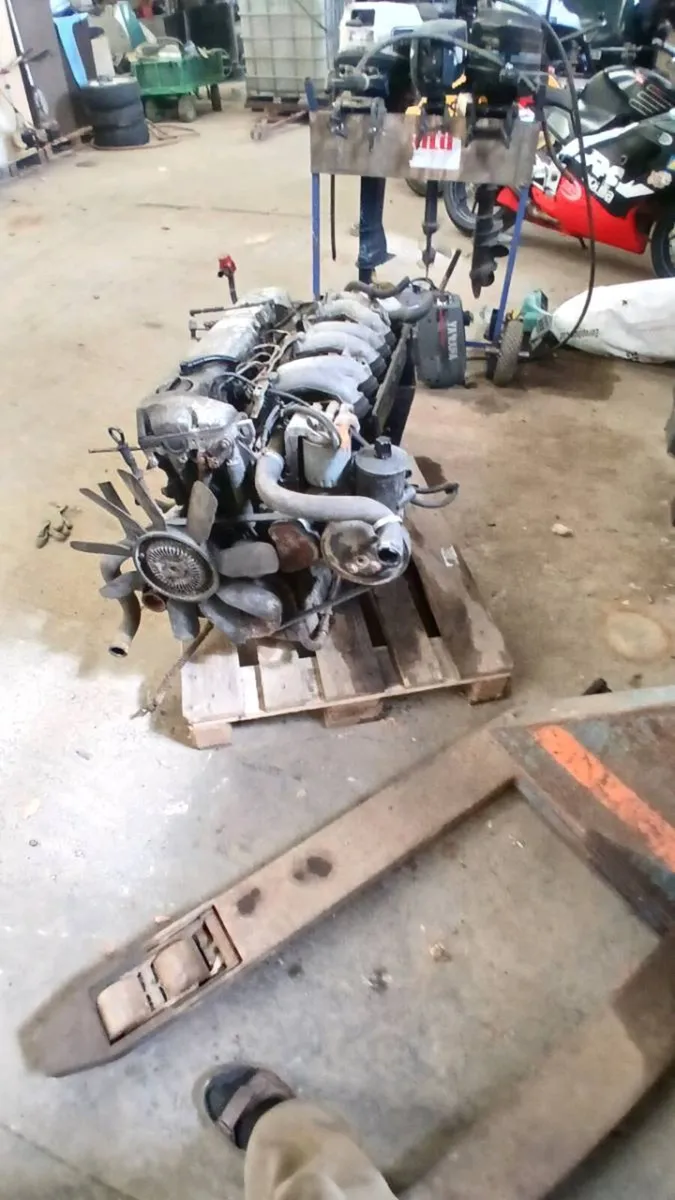 1992 E300 Diesel engine and box - Image 3
