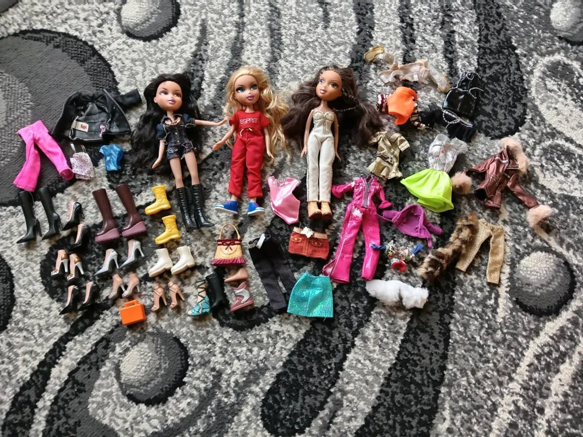 Bratz dolls set