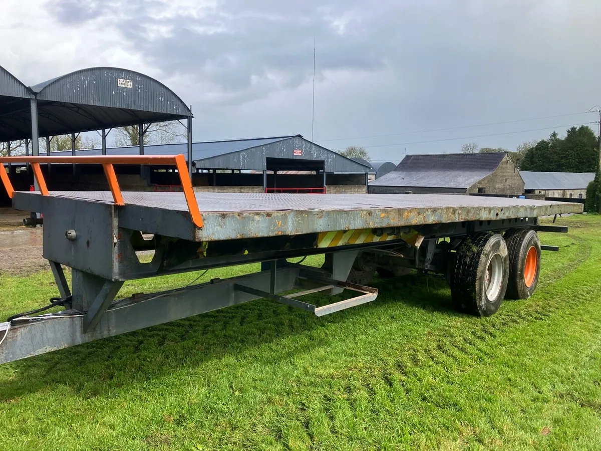 Bale trailer - Image 1