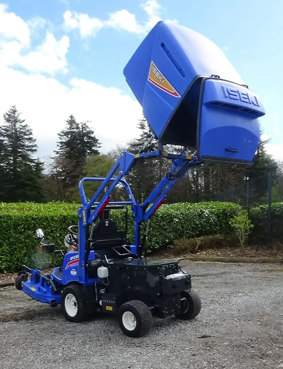 Iseki SF235 Ride on Mower - Image 2