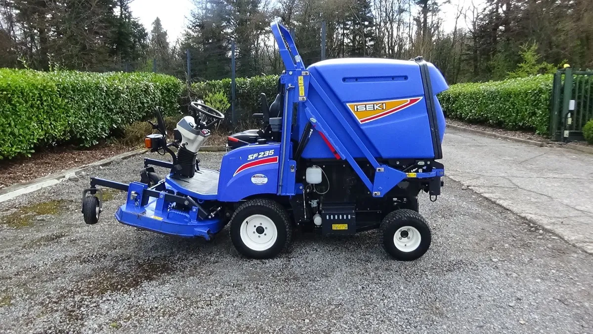Iseki SF235 Ride on Mower - Image 4