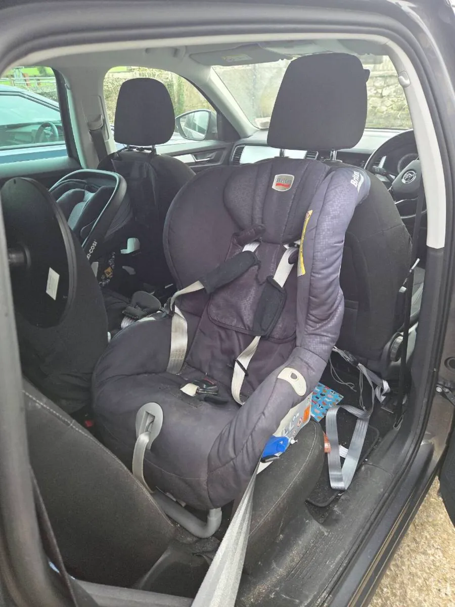 Britax Maxway with tether straps for sale. - Image 2