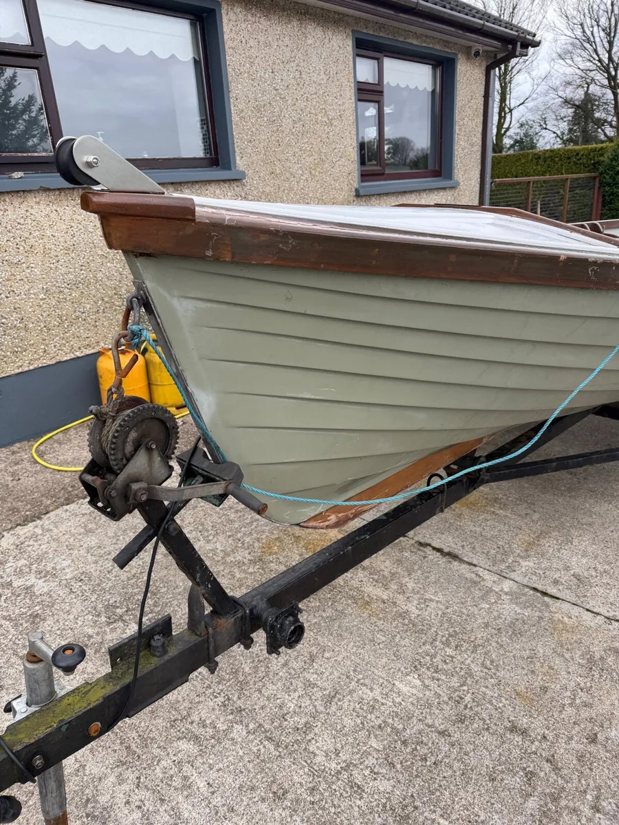 Boat and trailer - Image 1