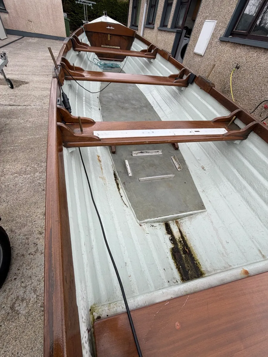 Boat and trailer - Image 2