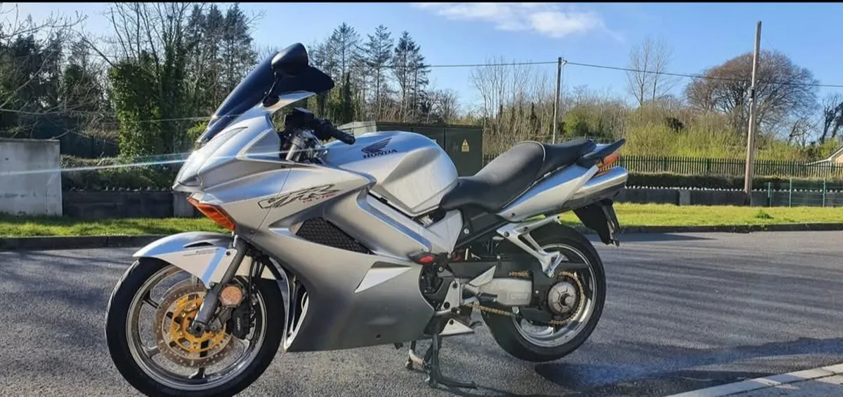 2003 vfr800 - Image 2