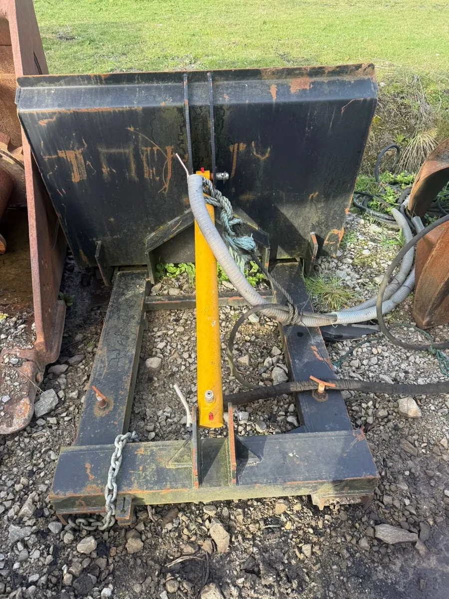 NEW HYD FORKLIFT TIPPING BUCKET - Image 2