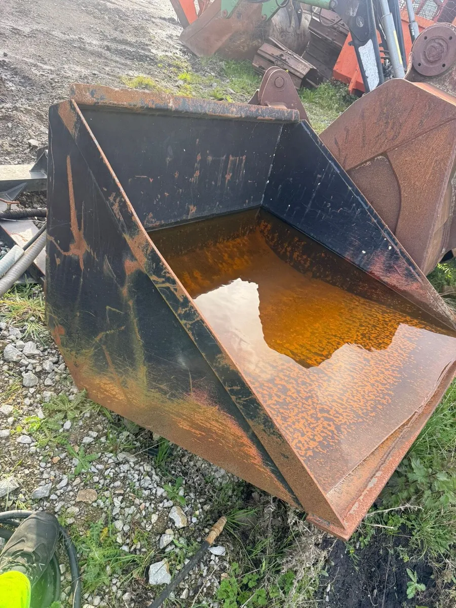 NEW HYD FORKLIFT TIPPING BUCKET - Image 1