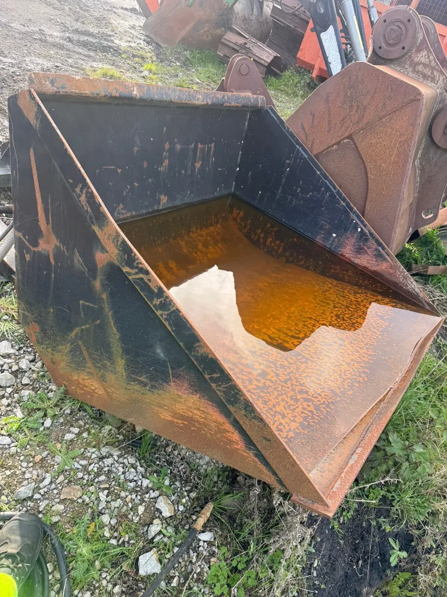 NEW HYD FORKLIFT TIPPING BUCKET - Image 3