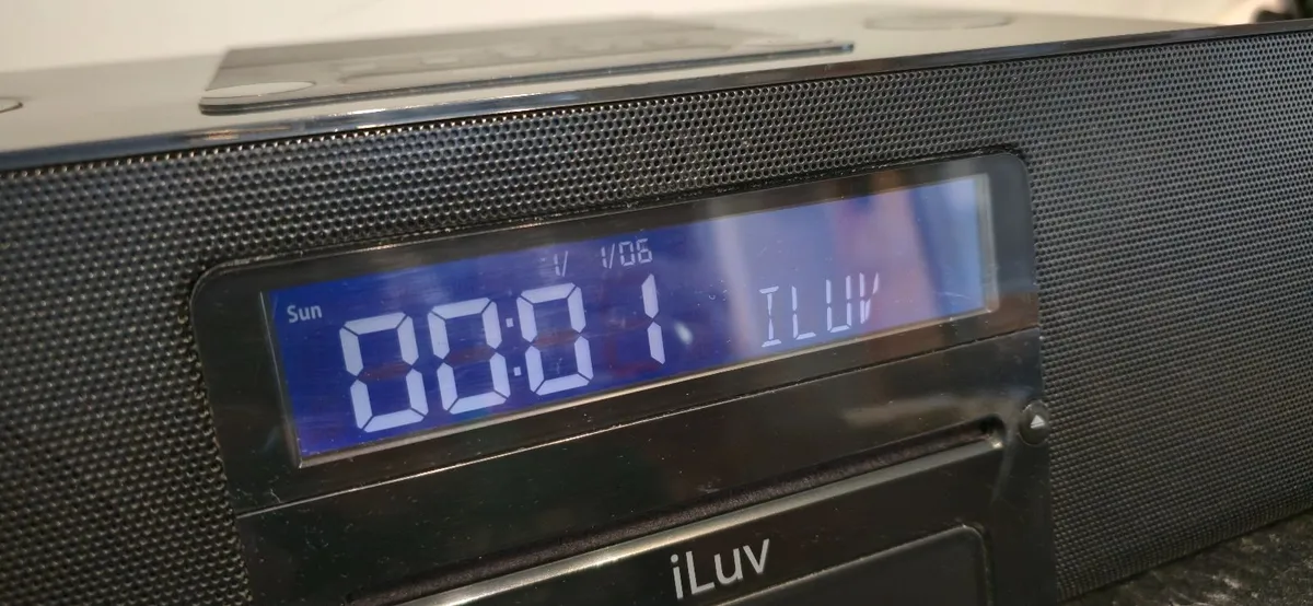 CD PLAYER RADIO USB  AUX  I-POD ALARM CLOCK i-Luv - Image 1