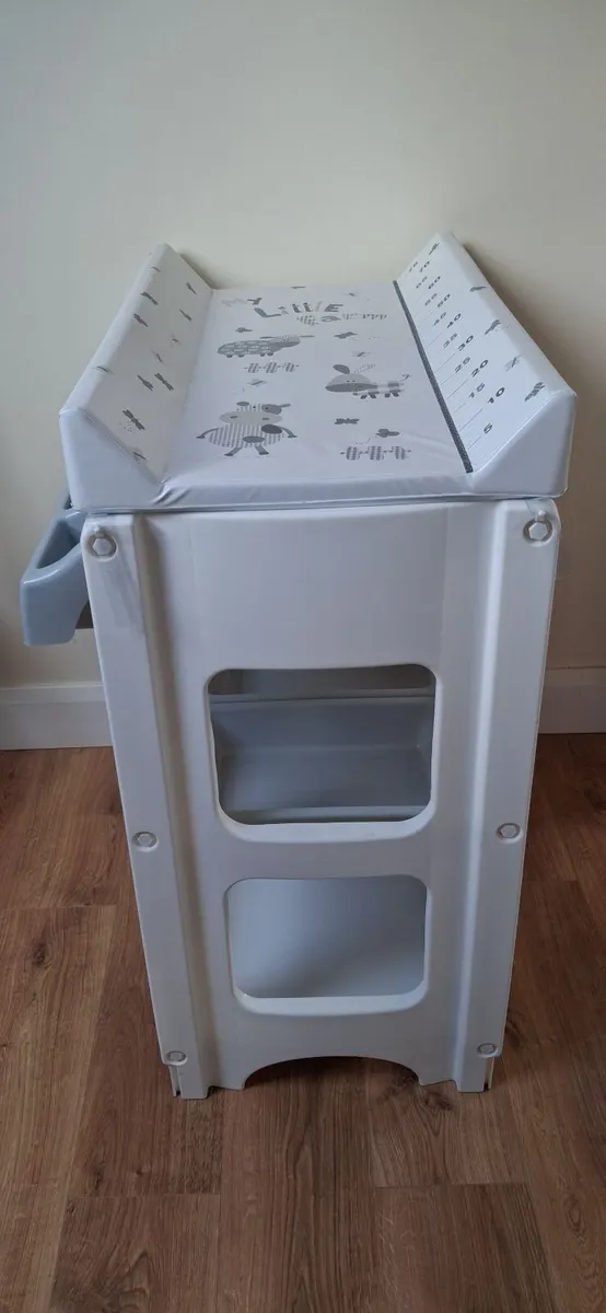 Baby changing table - Image 1