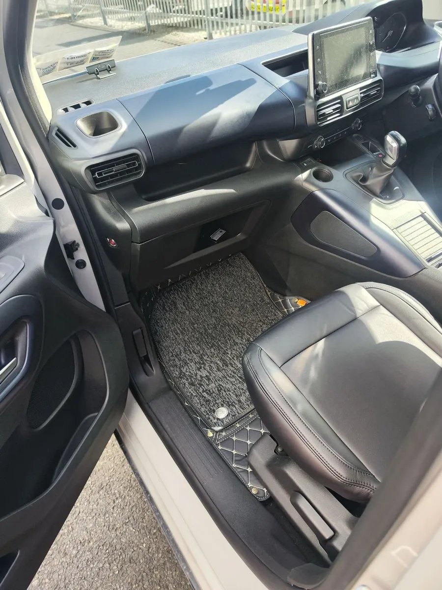 Taxi for Rent - 220/week - Image 4