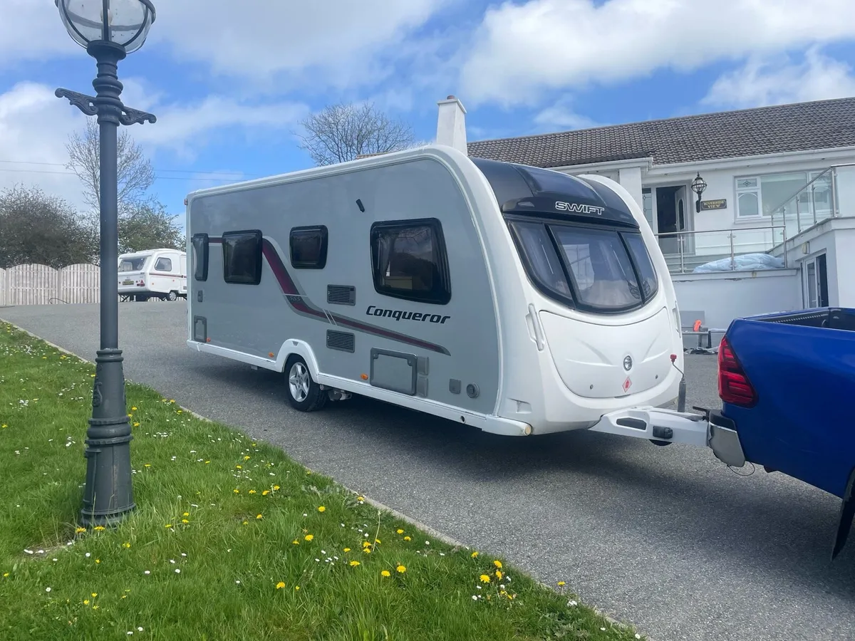 Swift conqueror 4 birth fixed twin beds - Image 1