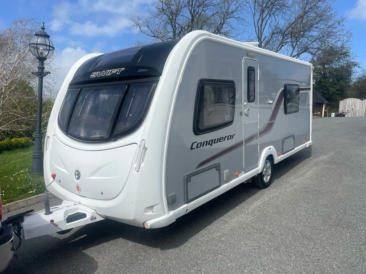 Swift conqueror 4 birth fixed twin beds - Image 2