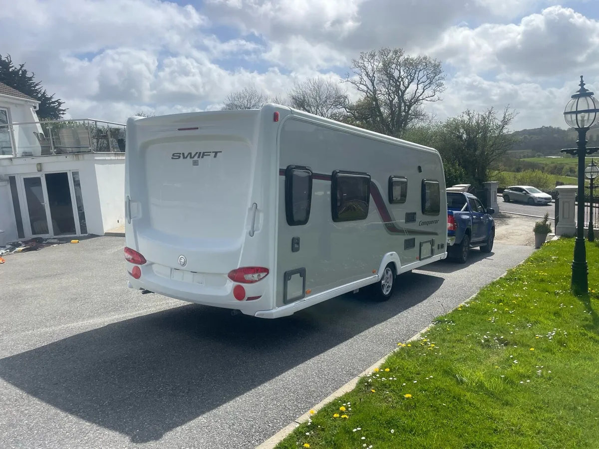 Swift conqueror 4 birth fixed twin beds - Image 4