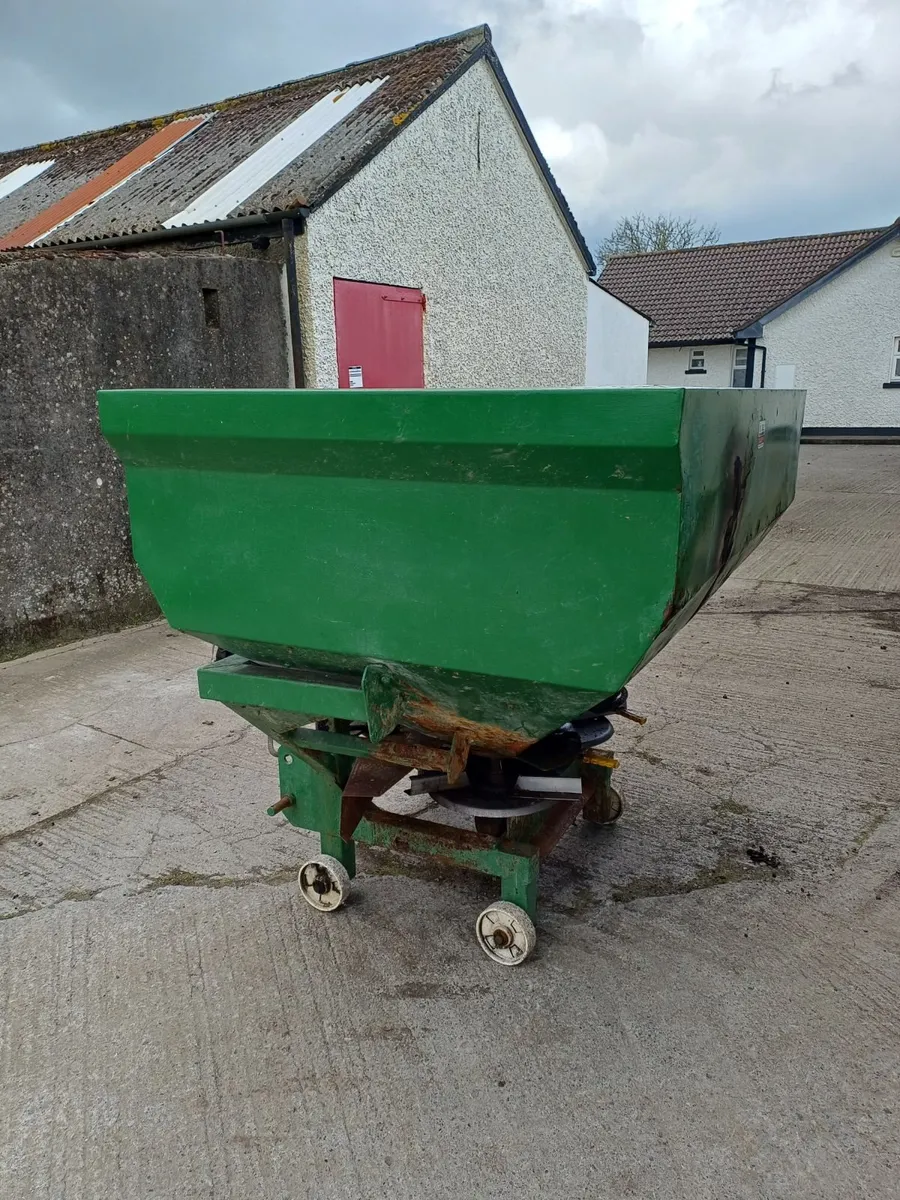 Fertiliser spreader - Image 1