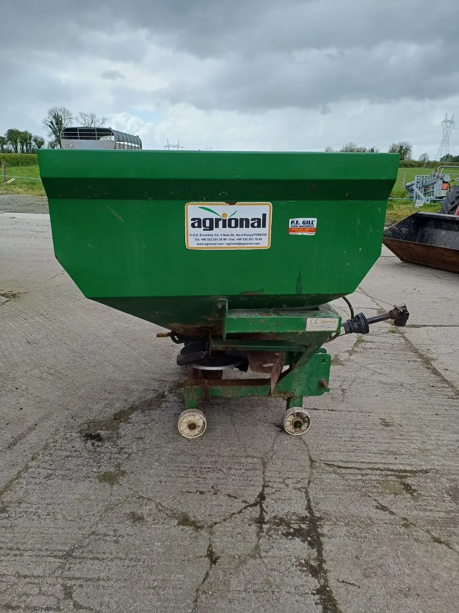 Fertiliser spreader - Image 2