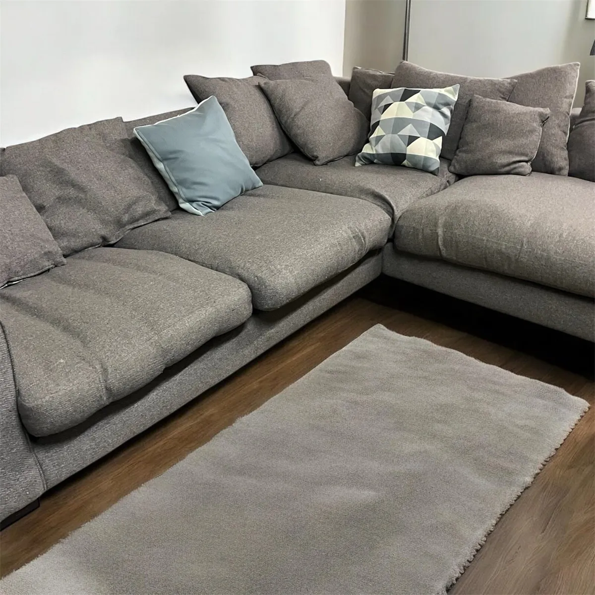 Large grey corner sofa couch - Image 2