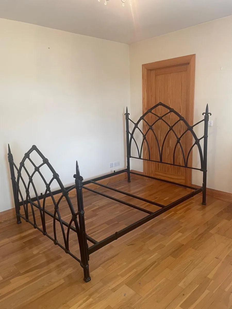 Bed and bed base - Image 1