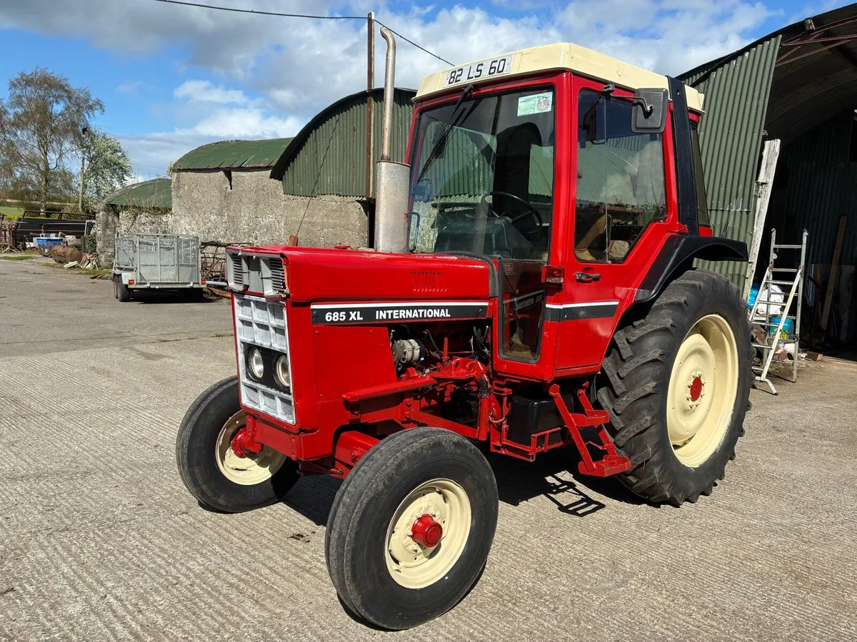 INTERNATIONAL 685 AND LOADER - Image 1