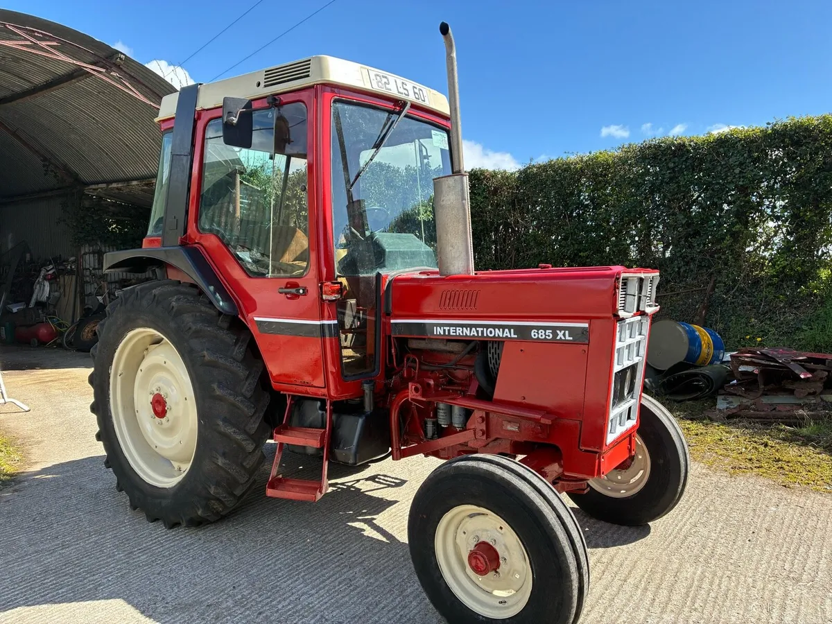 INTERNATIONAL 685 AND LOADER - Image 2