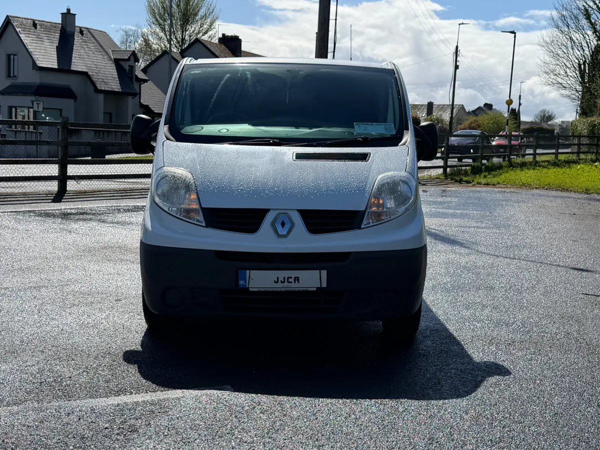 ABSOLUTELY IMMACULATE 2013 LWB RENAULT TRAFIC - Image 2