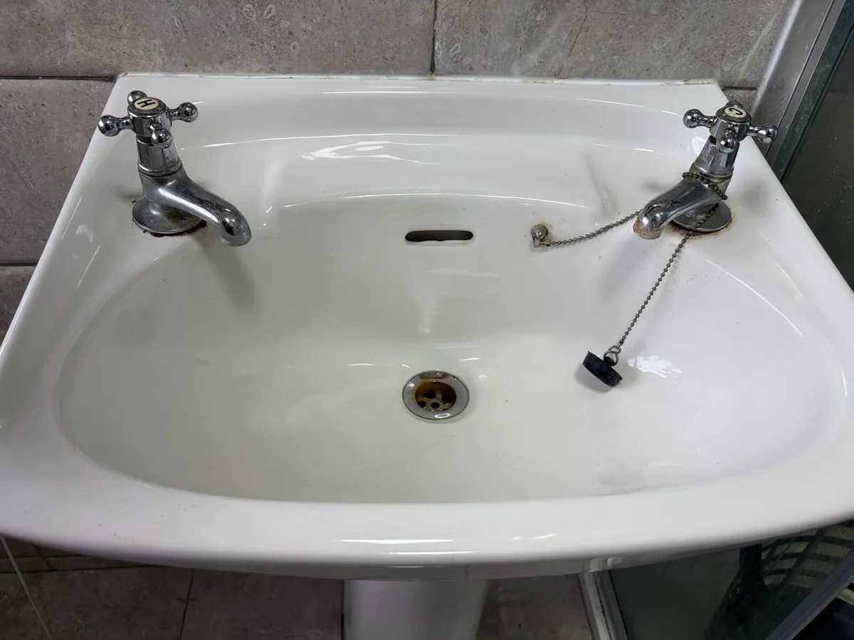 Sink with pedestal - Image 1