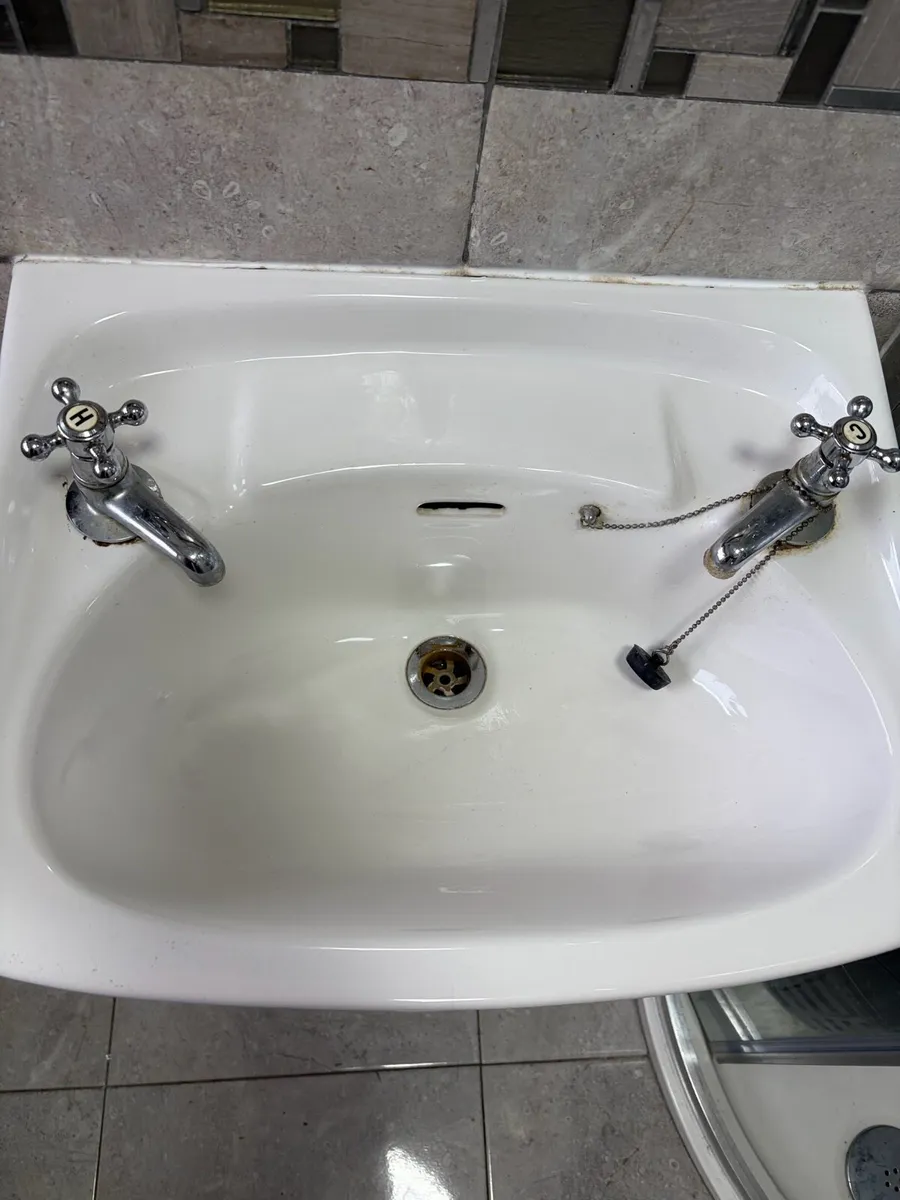 Sink with pedestal - Image 2