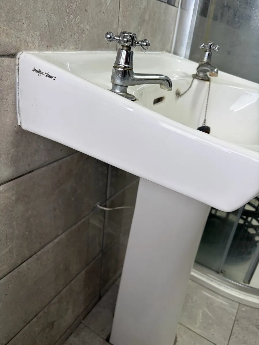 Sink with pedestal - Image 3