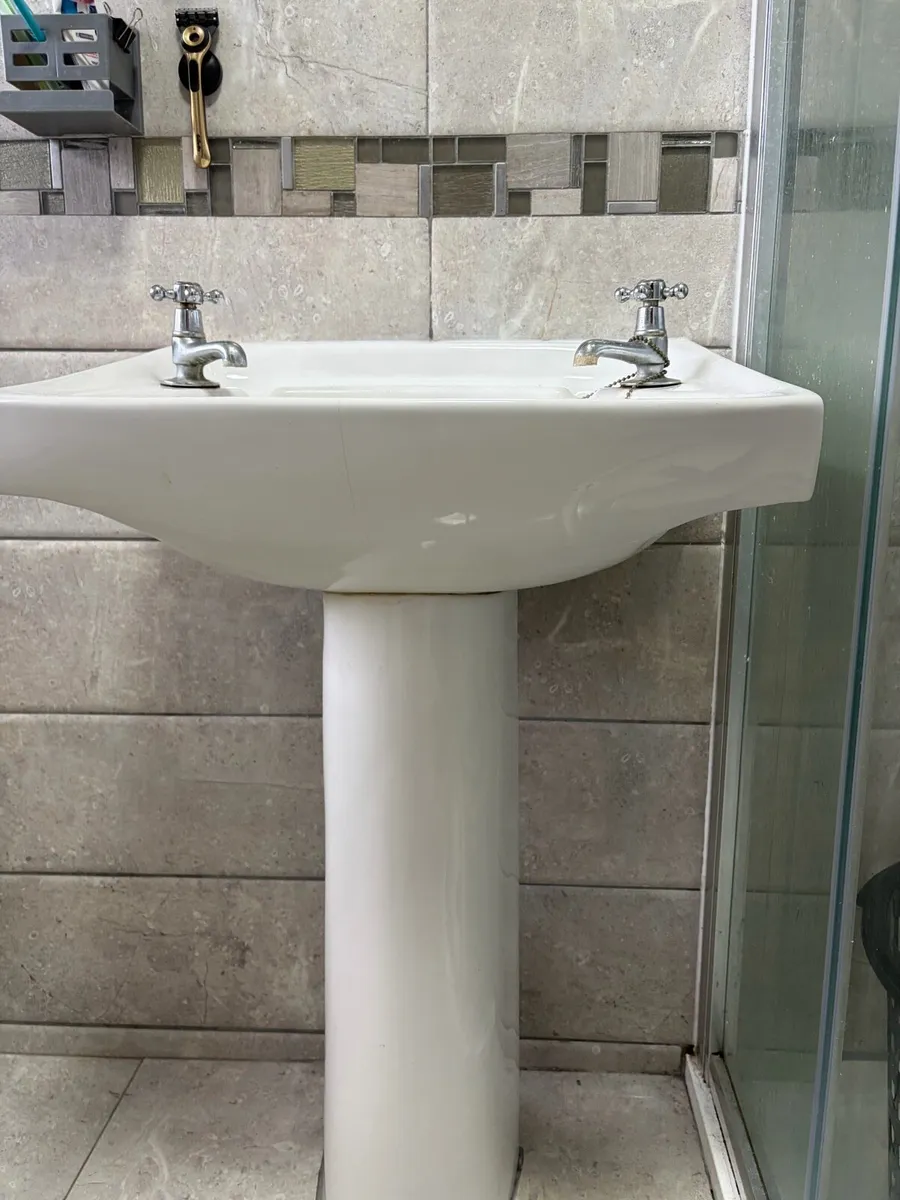 Sink with pedestal - Image 4
