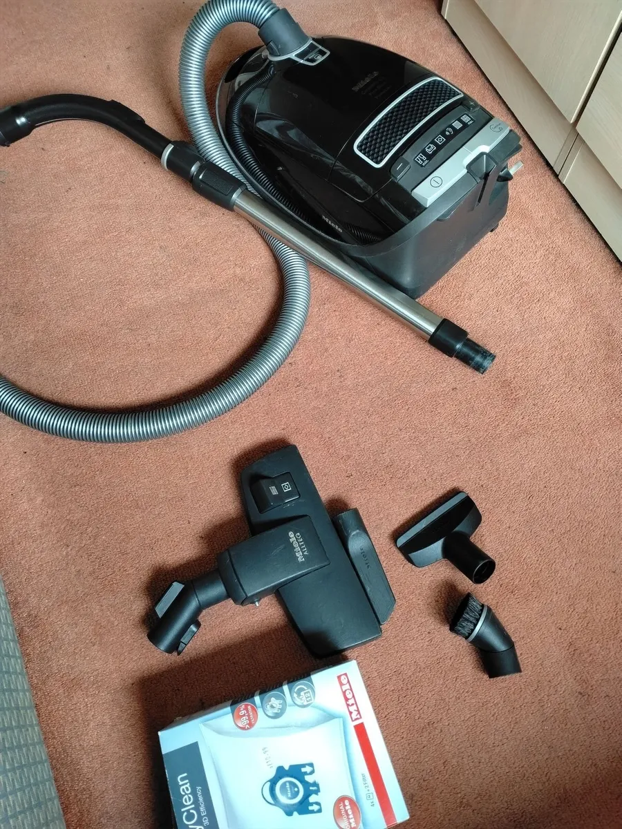 Miele vacuum cleaner Complete C3 - Image 2