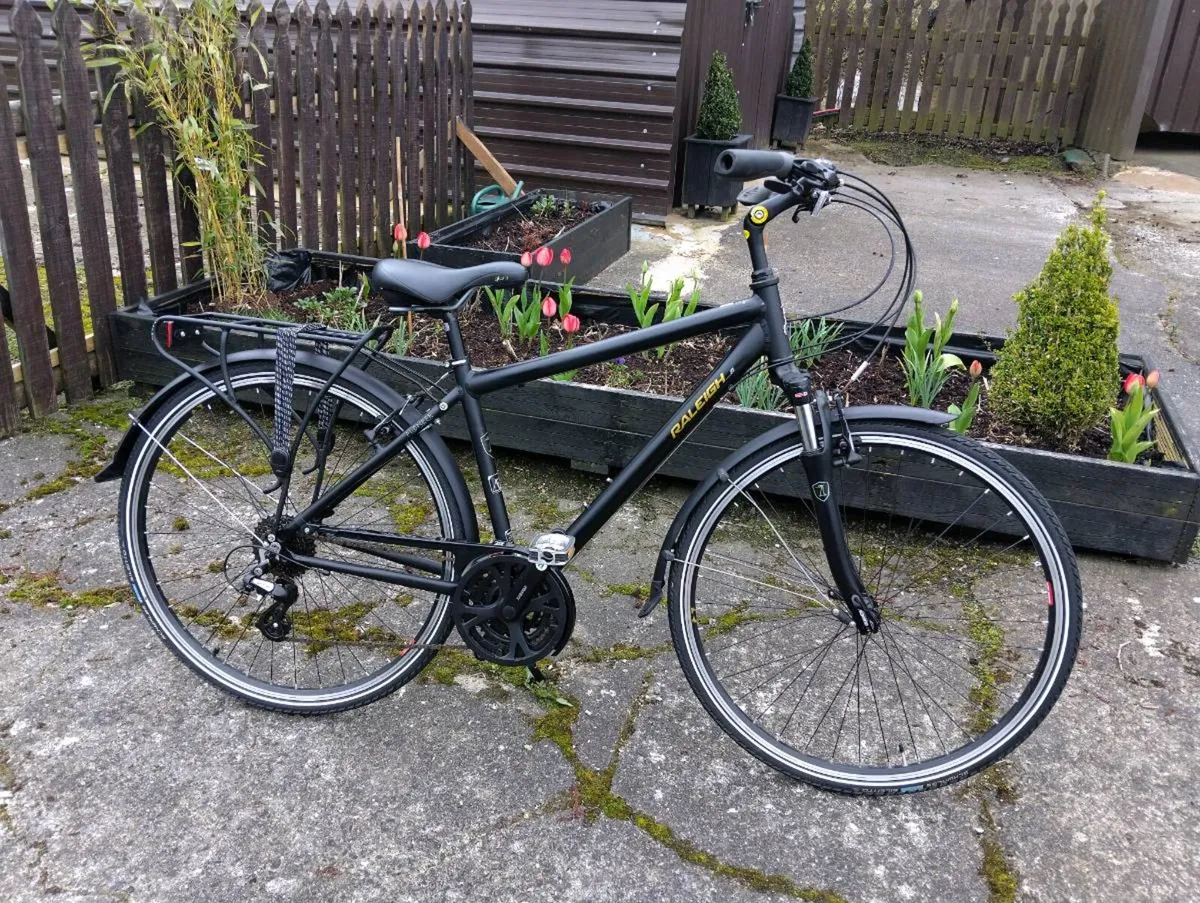 NEW UNUSED Raleigh Pioneer 4 Hybrid Trekking Bike - Image 2
