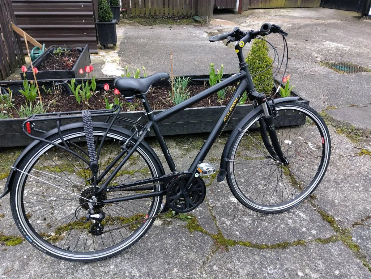 NEW UNUSED Raleigh Pioneer 4 Hybrid Trekking Bike - Image 3