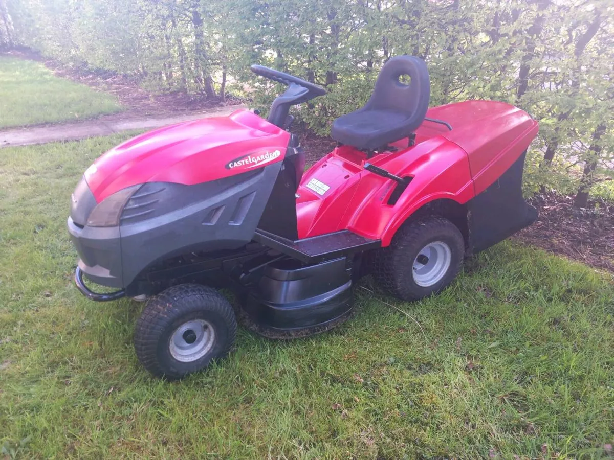 Ride on lawnmower - Image 1