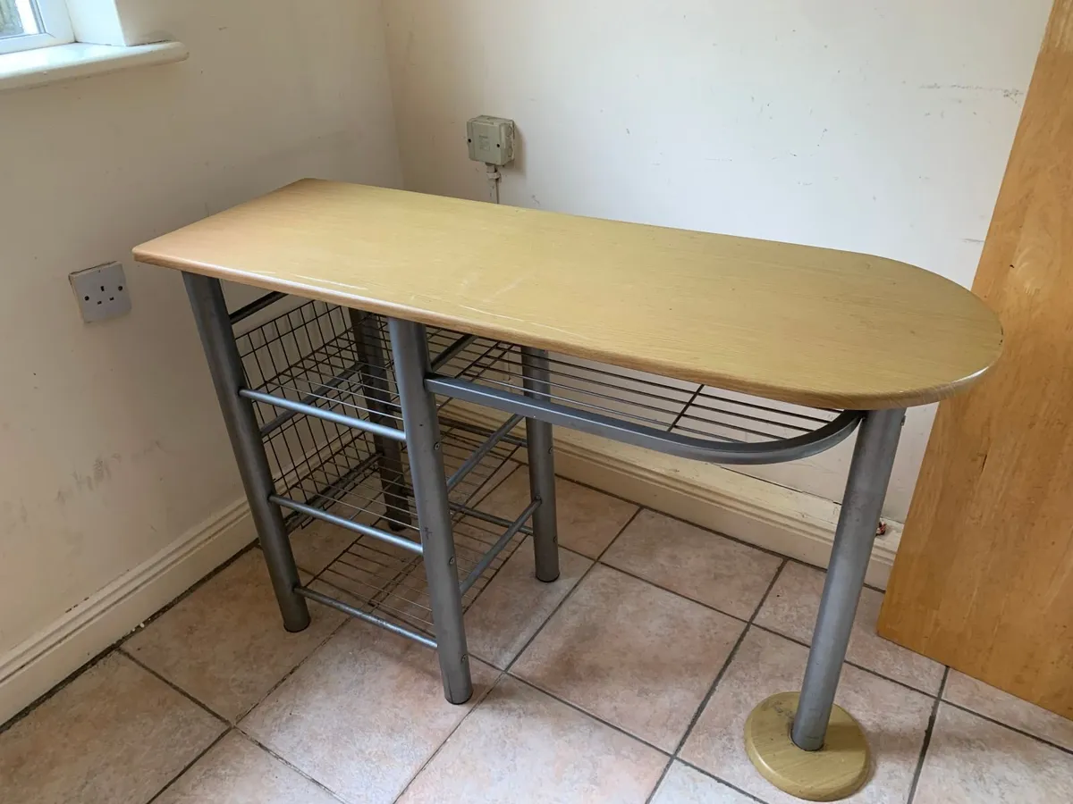 Kitchen island - Image 1