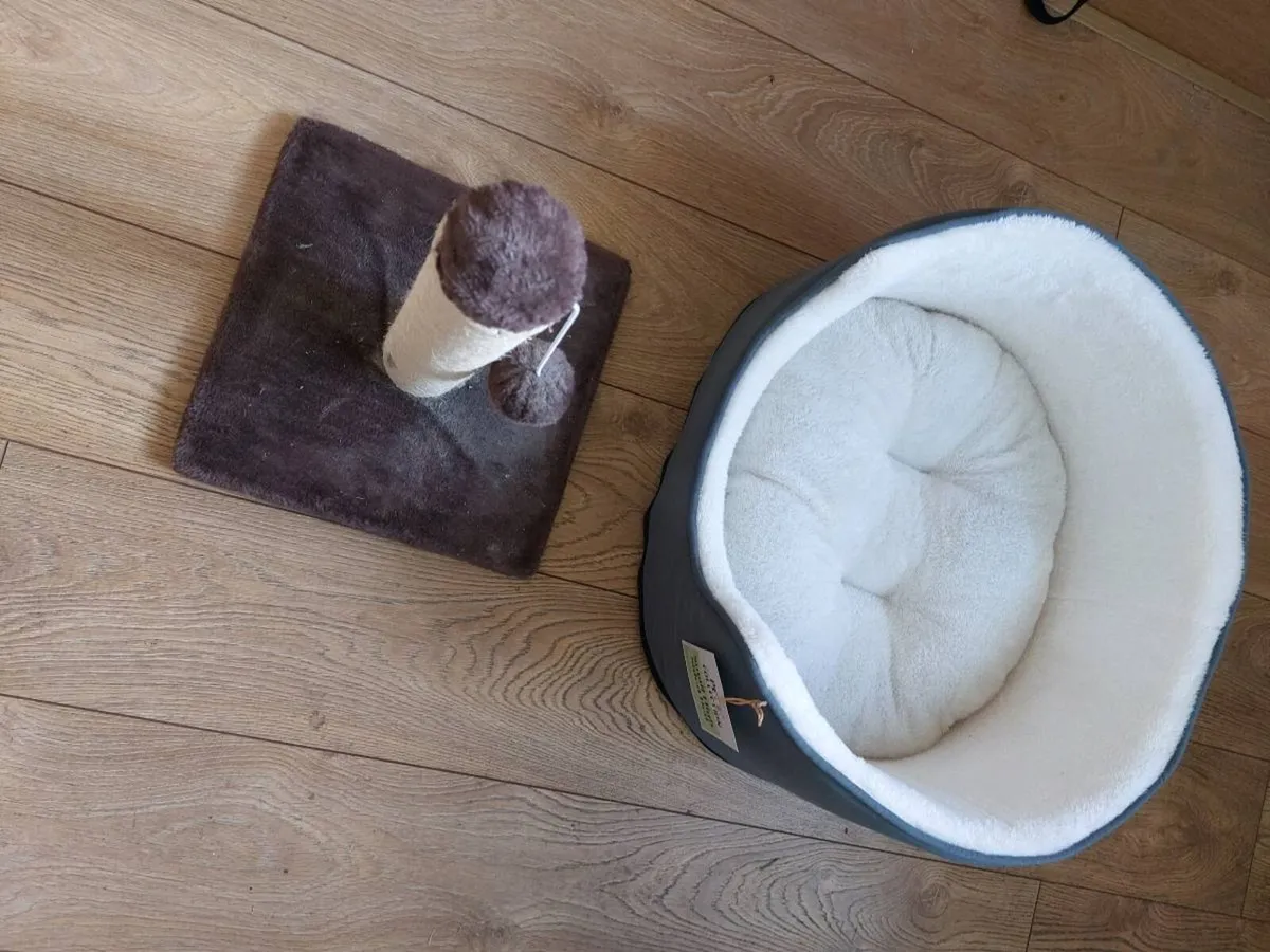 5 Drawer chest, Cat bed and scratch pole, 4ft bed - Image 3