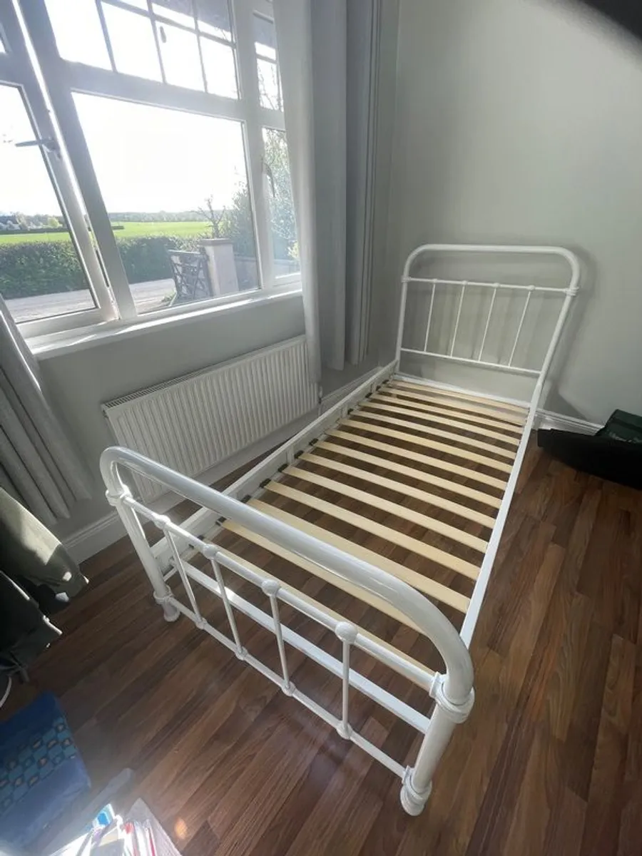 Metal bed - Image 1