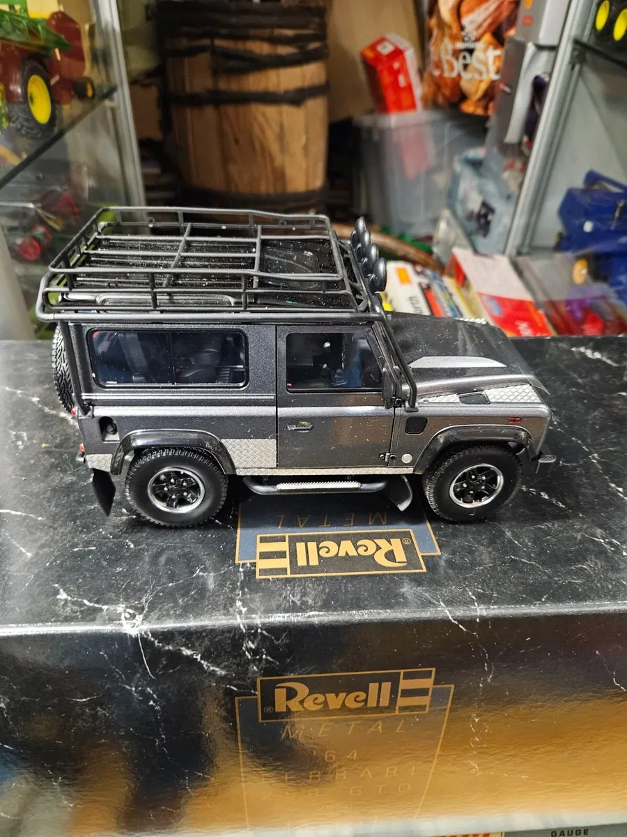 Corgi Kyosho Landrover Defender 1.18 - Image 4