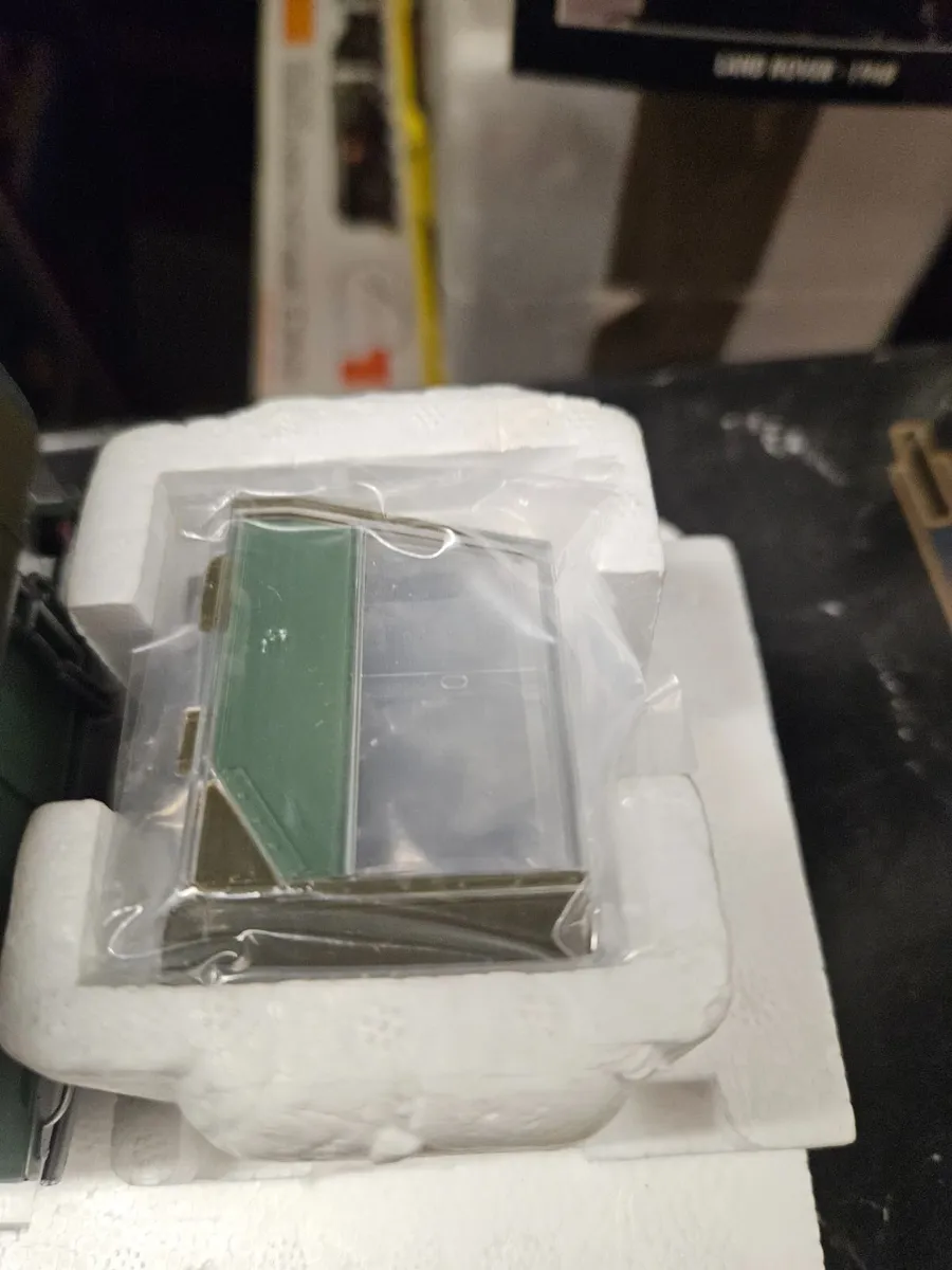 Corgi Minichamps Landrover 1.18 - Image 3