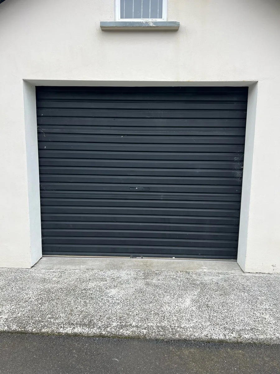 Roller garage door - Image 1